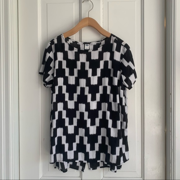 black & white graphic top split back vent by Old Navy chevron zig zag ikat style - Picture 13 of 16